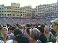 La multitud llena la Piazza del Campo en los instantes anteriores a la partida.