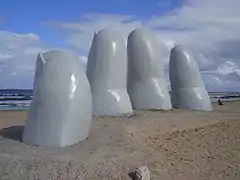 Playa Brava, escultura La Mano en 2013.