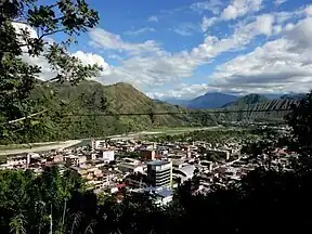 El río Chanchamayo a lo largo del pueblo Chanchamayo o La Merced