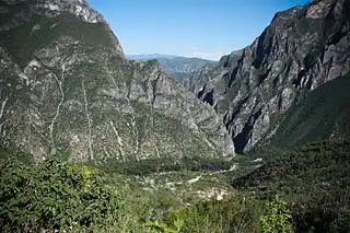 Barranca de Tolantongo al centro del estado.