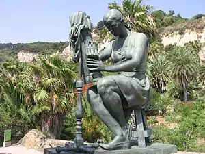 La encajera (1972), de Josep Viladomat, Jardines Mossèn Costa i Llobera.