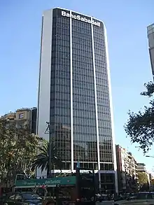 Sede del Banco Sabadell, en la confluencia con la avenida Diagonal.