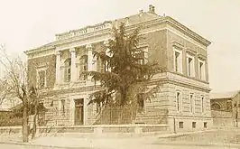 El Laboratorio Gómez Pardo en 1910, que estuvo junto a la Escuela de Ingenieros de Minas, obra de Velázquez Bosco, con rótulo de los Zuloaga.