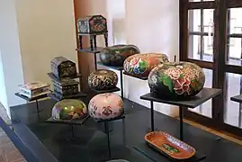 Exhibición de cuencos y jícaras lacadas en el museo.