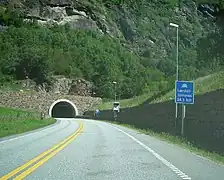 Entrada sur, con una señal que indica la longitud del túnel.