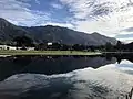 Vista del lado oriental del Cerro El Ávila desde el lago del parque