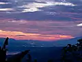 El lago de Ilopango, visto desde Cojutepeque. Se pueden ver las luces de la ciudad de Ilopango y San Salvador en la distancia.