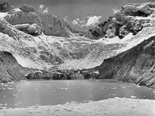 Nevados Palcaraju (a la izquierda) y Pucaranra (a la derecha), y a los pies la laguna Palcacocha en 1939 (antes del aluvión de 1941).