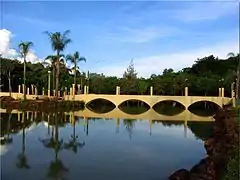 Lago y puente pedestre en el balneario.