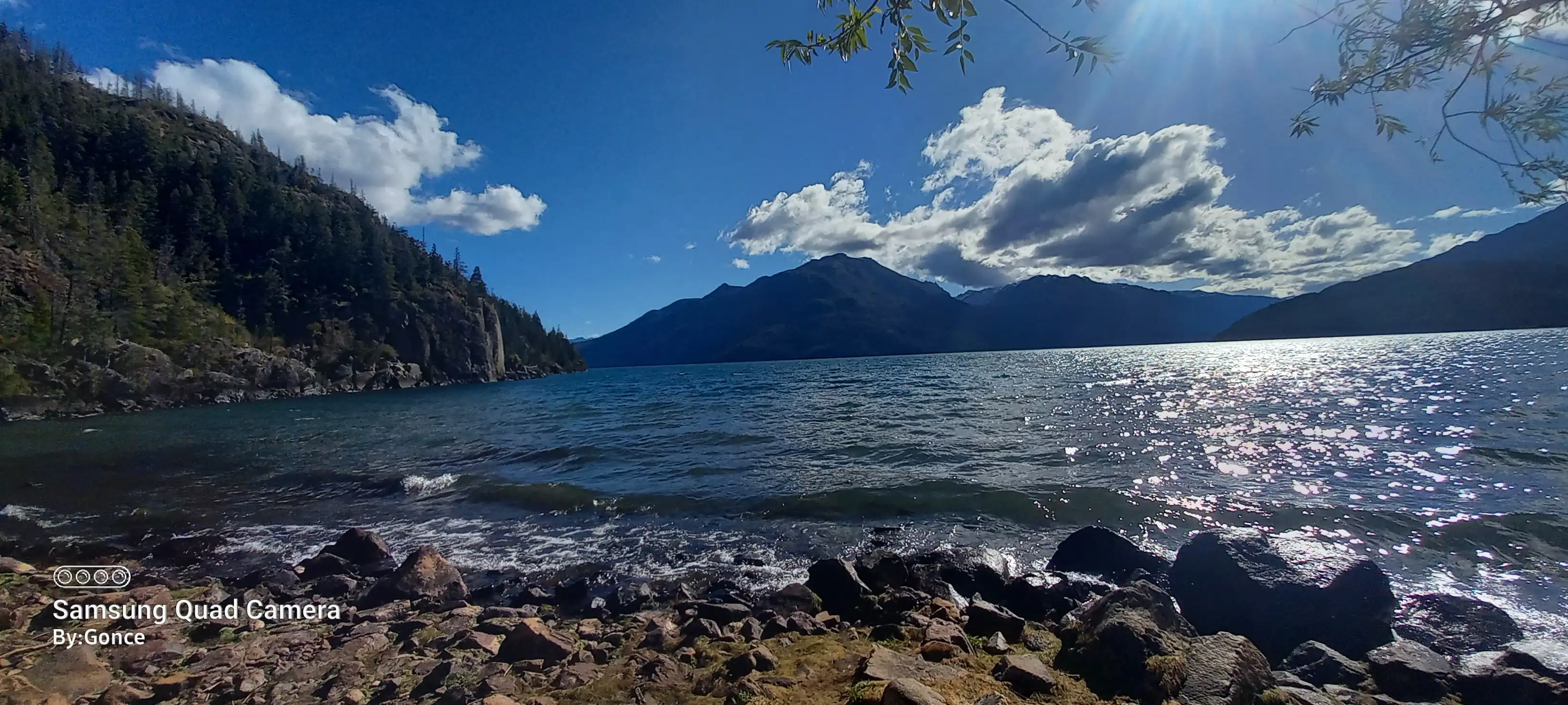 El lago completamente rodeado de montañas y un tono azul imponente.