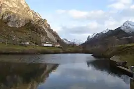 Embalse a la entrada al pueblo de Valle del Lago.