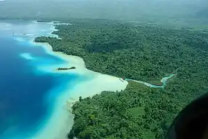 Laguna Miramar en la Selva Lacandona en Chiapas, México