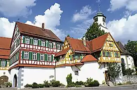 Iglesia fortaleza de Laichingen en los Alpes suabos.