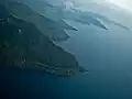 Vista aérea de la orilla sur, con la isla de Sibandang visible en el fondo.