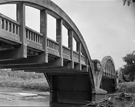 Puente en arco de hormigón armado con tablero intermedio