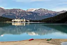 El lago y el hotel desde la orilla oeste.