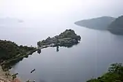 El lago entre dos provincias