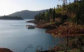 El lago Shasta visto desde la orilla.