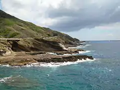 La línea de costa, mirando al sudeste, desde el mirador de Lanaʻi.