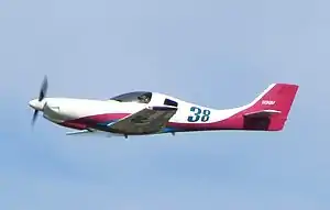 Lancair 360 (N3QU) sobrevolando el aeropuerto durante el Show Aéreo EAA Air Venture.