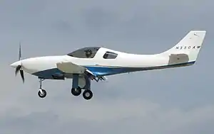 Lancair Legacy (N550AW) aterrizando en el Aeropuerto de Oshkosh