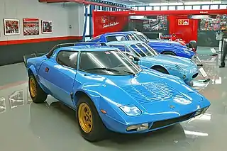 El Lancia Stratos HF estaba propulsado por un motor Ferrari Dino V6 con montaje central transversal, y demostró ser un gran éxito como coche de rally