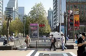 Acceso a la estación El Golf, flanqueado por las esculturas de Landerretche