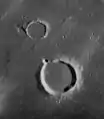 Imagen de la misión Lunar Orbiter 4 de Lansberg C (grande, abajo) y Lansberg G (arriba)