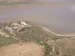 Foto aérea del lago salado de Larnaca (en invierno) con Hala Sultan Tekke.