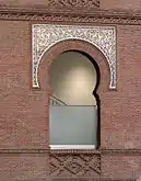 Arco de herradura con azulejería en el exterior de la plaza de toros de Las Ventas.