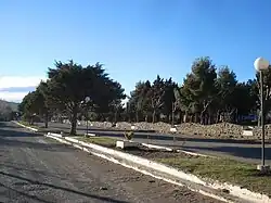 Calle céntrica y plaza de la localidad de Las Coloradas en la provincia del Neuquén, Argentina.