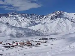 Bodegas, cerros nevados, festivales de folclore y termas relajantes son algunos de los atractivos turísticos de la provincia de Mendoza. En la foto se observan zonas de ski y otros deportes invernales en Las Leñas.