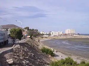 La Ruta 3 atravesando la zona donde se ubicó la parada ubicada  ras de la costa. Actualmente, la zona cambiada radicalmente por el Costanera Shopping y un gran murallón costero.