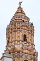 Torre principal, campanario y el ángel sobre la cima.