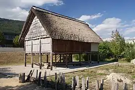 Reconstrucción de una casa-palafito en el parque Laténium en Hauterive