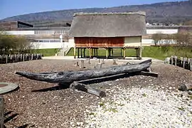 Reconstrucción de una casa de pescadores con barca en el Laténium