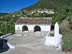 Pila de la fuente del lavadero de La Alfera, en Molinicos (Albacete).