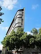 Edificio del núm. 2, en la confluencia con la calle de Valencia