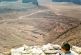 Capas en Monument Valley. Estos se aceptan como formados, al menos en parte, por deposición de agua. Dado que Marte contiene capas similares, el agua sigue siendo una de las principales causas de la formación de capas en Marte.