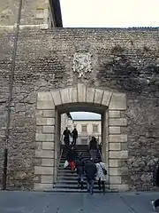 Entrada desde la avenida de los cubos