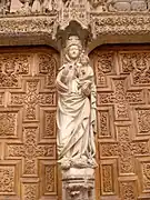 Virgen Blanca del parteluz de la portada de la Virgen Blanca