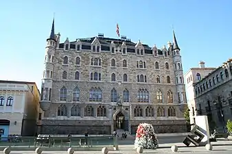 Casa Botines en León (España) (Gaudí, entre 1891 y 1894).