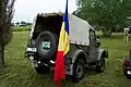 ARO M461 con la bandera de Rumania