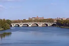 El Pont-Neuf permite cruzar los 220 metros del río. Fue, hasta la apertura del Puente de piedra de Burdeos en 1822, el único puente permanente sobre el Garona.