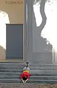 Performance en la entrada del Pabellón de Rumania en la Bienal de Venecia
