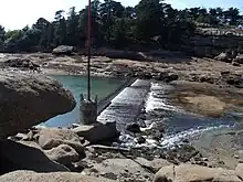 Le seuil du port qui garde un niveau minimum d'eau.