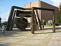 Monumento «Lección de Geometría» y  el Auditorio Luis A. Calvo al fondo