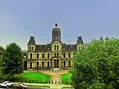 El edificio, su parque y Queen Street vistos desde la Beaverbrook Art Gallery