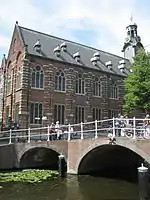 Edificio de la Academia (Universidad de Leiden), desde el Rapenburg.