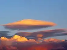 Nube lenticular multicapa iluminada por el sol de la tarde.